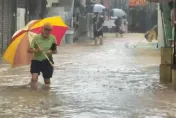 影/暴雨狂炸！金山老街重災區變「水上市場」　知名「鴨肉店」黃泥水及膝