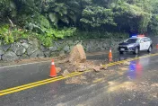 影/還沒修復東北季風又挾大雨！萬里落石崩落　金山長興宮再現池塘