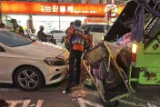 台南爆重大車禍！賓士男直撞垃圾車　疑「未注意車前狀況」7人受傷送醫