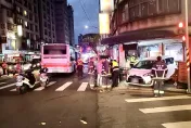 快訊/撞擊瞬間！轎車闖紅燈被公車撞「衝上騎樓」　老夫妻受傷高中生騎單車遭波及