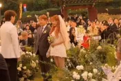 小野馬結婚也要秀美腿　泫雅短裙婚紗配紅鞋甜嫁龍俊亨