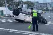 快訊/高雄嚴重車禍！疲勞男「下班載女友」突逆向撞遊覽車　再亂衝撞路邊車翻覆