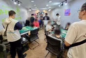 影/新莊棋牌社掛羊頭賣狗肉　經營職業麻將賭場警突襲逮17人