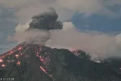 快訊/影/岩漿四散！九州櫻島火山半夜爆發　煙柱直竄4千公尺高空