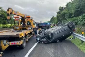 疑變換車道不慎！國3聯結車「失控撞翻小客車」　現場3人受傷送醫