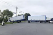 影/台南善化聯結車煞車失控撞圍籬！車身堵滿西拉雅大道變「巨型路障」