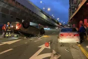 快訊/驚險瞬間曝！北市酒駕車禍自小客「翻肚」　駕駛酒測值爆表