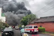 影/桃園嚴重大規模火警！工廠遭祝融「白天秒變黑夜」傷亡仍不明　警消全力灌救中