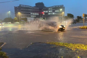 影/蘇澳港遭潭美外圍環流暴雨襲　蘇港路大積水車輛「衝浪」險渡