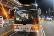 影/駕駛分心又出事了！台中公車「撞分隔島」　乘客摔倒頭部受傷送醫