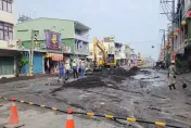 影/屏東新園水管爆裂！路面瞬間炸開「泥水湧民宅」　店家被迫停業