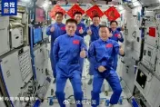 影/宇宙級同框！陸神舟十八、十九號乘組「太空會師」　拍全家福報平安