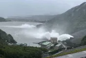 影/小鋼炮「康芮」挾豪雨襲台 ！石門水庫「灌滿滿」　2年來首度開啟溢洪道洩洪