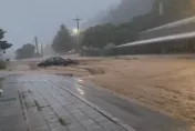 影/康芮肆虐花蓮曝！部落「黃泥瀑布」狂倒　道路變「滾滾黃河」超嚇人