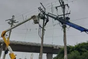 台電近萬人次備戰「康芮」秋颱！台中吊臂車風大無法升空　海線地區3954戶停電