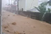 影/康芮強襲豪雨狂炸！花蓮紅葉村「馬路變金沙江」　黃泥亂竄嚇壞網友