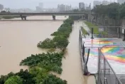 康芮帶來驚人雨量！基隆河暴漲「淹過腳踏車道」　11/1初一漲潮恐淹沒河堤