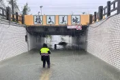 台東小黃誤入積水地下道！車拋錨駕駛站水中不肯走　竟是在為生計發愁