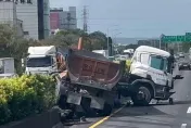 影/整輛「坐」上去！國1湖口段「砂石車衝撞分隔島」後方塞爆