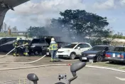 北市萬板大橋下火燒車！河堤停車場「整輛爆炸起火」鄰車遭波及