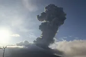 印尼火山又噴發！滾滾煙塵直衝天際5千公尺　日本憂引發海嘯波及沖繩