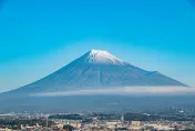 影/創最晚紀錄！日本富士山立冬才迎「初冠雪」　網曝「只有一邊看得到」