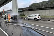 影/畫面流出！國1北上泰山段4車追撞　小貨車淪「夾心餅」遭大火吞噬