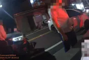 影/直擊驚悚追逐！詐騙車手大街火拼嘉義警　拒圍捕開車猛撞釀2傷