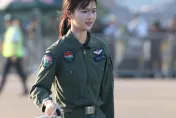 影/解放軍版「宋慧喬」來了！陸最美女飛官徐楓燦駕「直-20」飛抵珠海