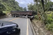 糗了！台南砂石車迴轉失敗「車頭栽溝渠」　台20線南化隧道前道路全卡死