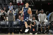 影/河村勇輝高難度飆進NBA生涯首顆三分球！「背後長眼睛」大秀妙傳美技