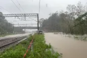 影/豪雨狂炸！台鐵新馬–蘇澳新「軌道變成河」雙線不通　列車被迫退回