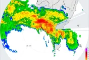 天兔餘威炸暴雨！高雄、台南淹水警戒　當地居民驚醒：雷公在開趴