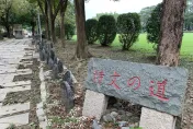 影/嚇壞！高科大校園「擺墓碑」站屍可埋4人　校方：日本感謝311台灣協助