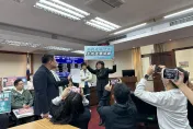 直擊／民進黨為《選罷法》佔會議室　麥玉珍進場喊「要開會」遭綠委群轟逼退