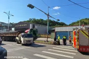 八里「3車連環撞」！聯結車衝分隔島　1駕駛傷堅持不送醫