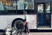 影/險淪「車輪餅」！台南女騎士擦撞公車　車尾卡進輪下