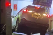 影/停車場驚魂！休旅車「翹孤輪」倒車檔下坡　網憂：設計合法？