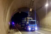 快訊/天降橫禍現場！隧道「整排燈軌」掉落　清潔車遭砸中