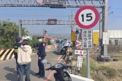 開車分心！台中21歲女「騎上」平交道護欄　害大誤點