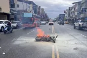 影/花蓮街頭火燒車！電動機車撞轎車「全面狂燃」騎士受傷