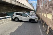 三重中山橋轎車自撞護欄！駕駛左腳傷送醫　匝道一度封閉