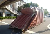 影/台中離奇車禍！貨櫃車撞陸橋　空櫃被擠壓彷彿「手風琴」