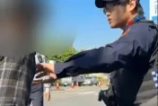 影/不滿交管！台南路怒翁持「鐮刀」折返　女警遭劃傷