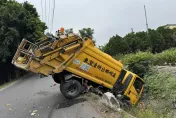 彰化垃圾車撞碎電線桿　失控墜排水溝「後輪懸空」釀2傷