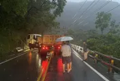 天雨路滑！台9線蘇澳段曳引車自撞山壁　雙向一度回堵2公里