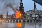 影/耶誕樹遭焚毀！敘國首都平安夜爆抗議　當局急滅火