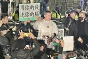 影/館長來了！抵北檢喊「沒挺錯人！放人！」　警再度舉牌警告