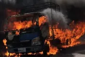 黑煙籠罩陽明山！工程車遭火球吞噬　駕駛急跳車逃生