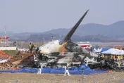 影/濟州航空事故乘客家屬機場焦急痛罵　女兒聞母死訊激動昏厥